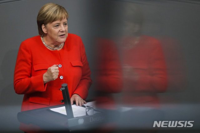 【베를린=AP/뉴시스】 앙겔라 메르켈 독일 총리가 12일(현지시간) 독일 베를린의 연방 하원에서 본회의에서 연설하고 있다. 메르켈 총리는 이날 연설에서 켐니츠의 극우세력 폭력시위 사태에 대해 '혐오' 범죄라고 말했다. 2018.9.12