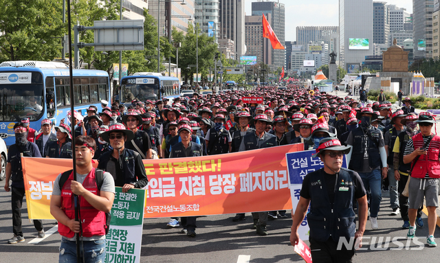 【서울=뉴시스】최진석 기자 = 전국건설노조 조합원들이 12일 오후 서울 중구 세종대로에서 '고용노동부 포괄임금 지침 폐기를 위한 건설노동자 총력투쟁 결의대회'를 마친 뒤 청와대를 향해 행진하고 있다. 2018.09.12.myjs@newsis.com