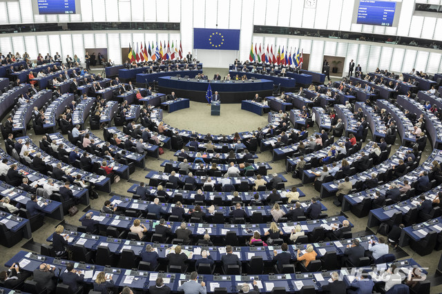 【스트라스부르=AP/뉴시스】 EU 유럽의회 의원(MEP)들이 12일 장클로드 융커 집행위원장의 국정연설을 듣고 있다.2018. 9. 12. 