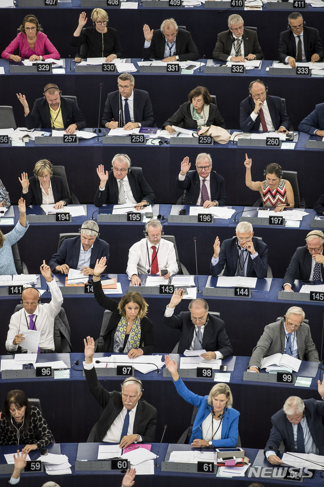 12일 유럽의회에서 많은 의원들이 헝가리 제재 개시안에 찬성하고 있다 AP