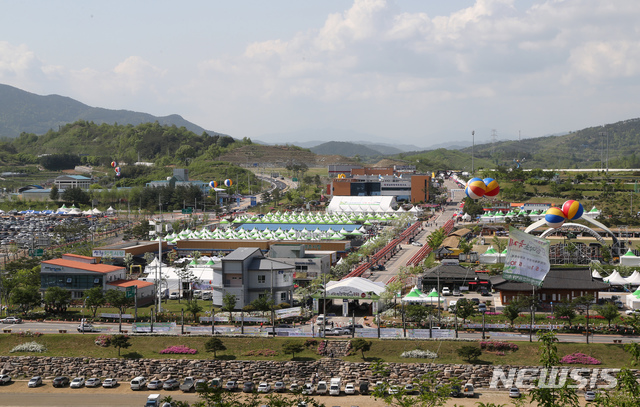 【산청=뉴시스】정경규 기자 = 경남 산청에서 산청한방약초축제가 열리는 산청IC 앞 축제광장.