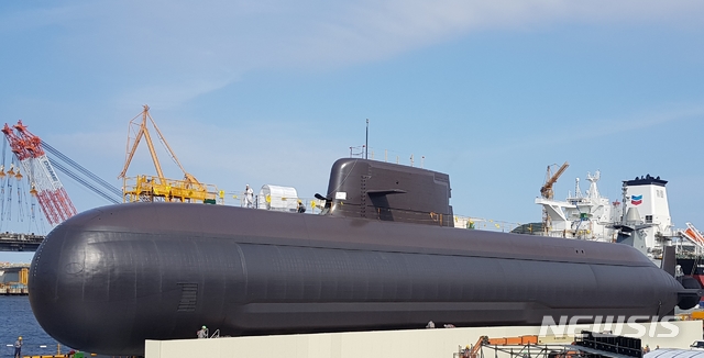 【거제=뉴시스】 해군 첫 3000t급 잠수함인 '도산안창호함'이 14일 경남 거제시 대우해양조선 옥포조선소에서 진수됐다. 