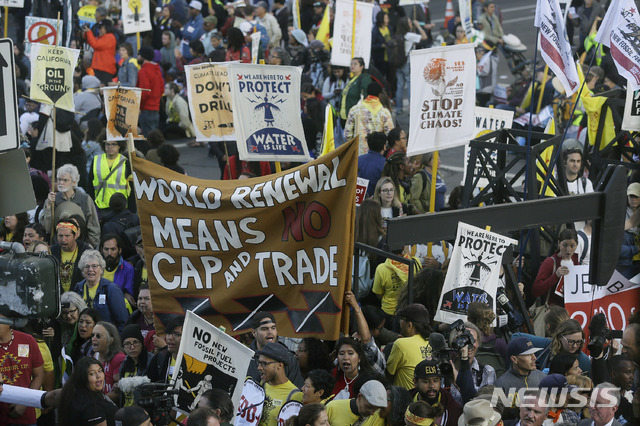 【샌프란시스코 = AP/뉴시스】 9월 13일( 현지시간) 샌프란시스코에서 열린 글로벌 기후행동 정상회의장 밖에서 배출가스량 거래에 반대하는 시위대 .  
