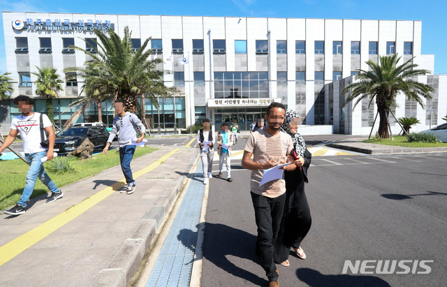 【제주=뉴시스】우장호 기자 = 14일 오전 법무부 제주출입국·외국인청은 제주 예멘 난민 신청자 23명의 인도적 체류 허가를 발표했다. 인도적 체류 허가를 받은 예멘인들이 밝은 표정으로 청사를 나서고 있다. 2018.09.14. woo1223@newsis.com