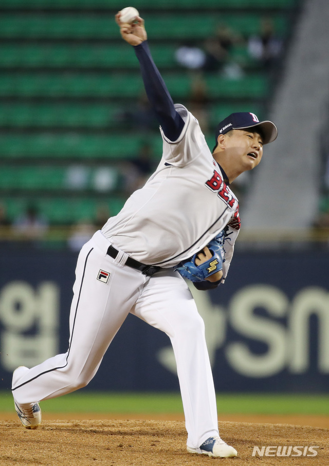 【서울=뉴시스】 김진아 기자 = 14일 서울잠실야구장에서 열린 2018 KBO 리그 두산베어스와 KT 위즈의 경기, 두산 이영하가 역투를 하고 있다. 2018.09.14. bluesoda@newsis.com