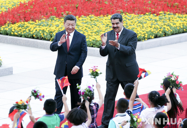 [베이징=신화/뉴시스] 니콜라스 마두로 베네수엘라 대통령이 8일부터 14일까지 중국을 방문한다. 사진은 2018년 9월14일 시진핑 중국 국가주석과 마두로 대통령이 베이징에서 열린 환영식에 참석한 모습. 2023.09.08