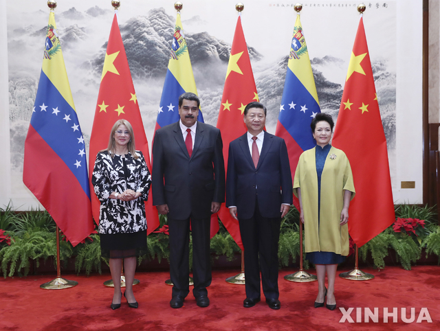 【베이징=신화/뉴시스】 시진핑 중국 국가주석(오른쪽에서 두번째) 부부가 14일 베이징에서 니콜라스 마두로 베네수엘라 대통령(왼쪽에서 두번째) 내외를 만나 사진촬영을 하고 있다. 2018.9.15