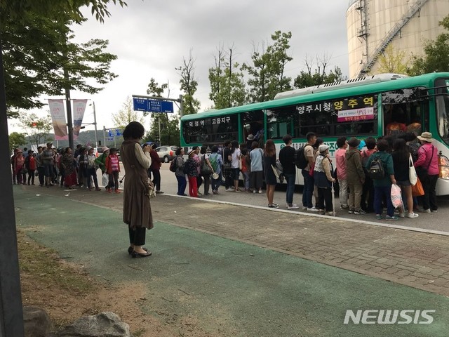 15일 오후 '천일홍 축제'가 열리는 경기 양주시 나리공원에서 만원 버스에 탑승하는 관광객.
