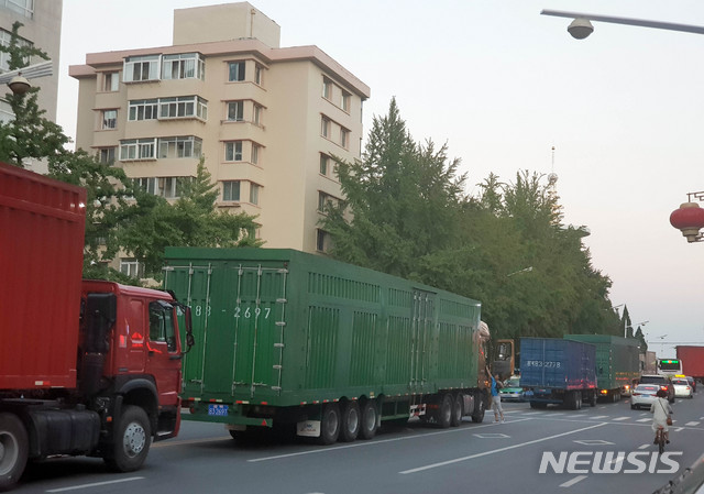 【단둥=뉴시스】 김성진 기자 = 지난 9월5일 오후 중국에서 북한으로 다시 넘어가기 위해 단둥 세관으로 들어서는 북한 트레일러 차량 10여대가 줄을 서 있었다. 2018.11.18 ksj87@newsis.com