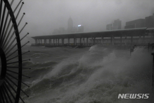 【 홍콩=AP/뉴시스】슈퍼태풍 망쿳이 접근하면서 16일 홍콩 빅토리아만에 폭우와 함께 거친 파도가 치고 있다. 2018.09.16