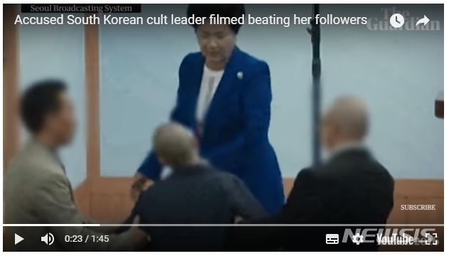 [서울=뉴시스] 영국 가디언이 지난 2018년 9월17일(현지시간) 은혜로교회 신옥주 목사가 교인을 한국의 교회에서 폭행하는 영상을 게시했다. 가디언은 "이들은 한국에서부터 일명 '타작마당'이라고 불린 폭력적인 의식을 치뤘다"고 보도했다. 2018.9.17
