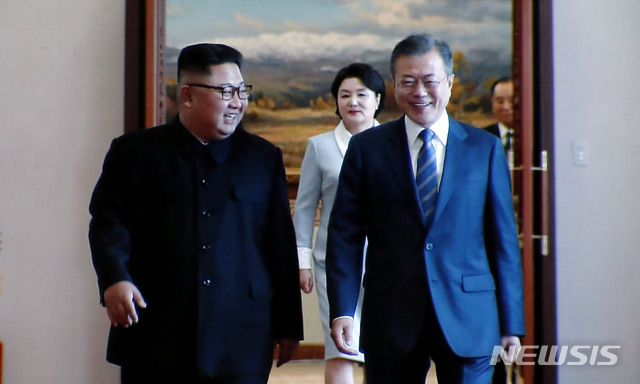 【서울=뉴시스】문재인 대통령과 김정은 위원장의 2일차 회담을 위해 입장하는 장면. (사진=뉴시스DB)