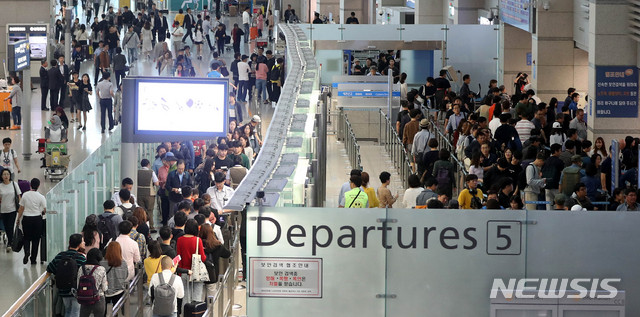 【인천공항=뉴시스】추상철 기자 = 인천국제공항 제1터미널 출국장에 많은 인파들이 붐비고 있다. 2018.11.08. scchoo@newsis.com