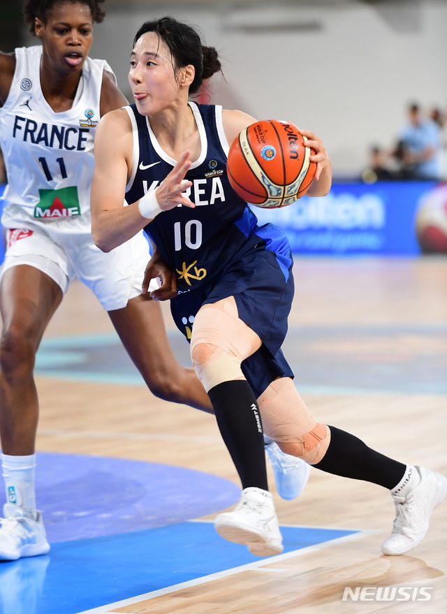 【서울=뉴시스】 22일(한국시간) 스페인 테네리페의 키코 카브레라 아레나에서 열린 프랑스와의 2018 국제농구연맹(FIBA) 여자 월드컵 조별리그 1차전에서 돌파를 하고 있는 여자 농구 대표팀의 김단비. (사진 = 대한농구협회 제공)