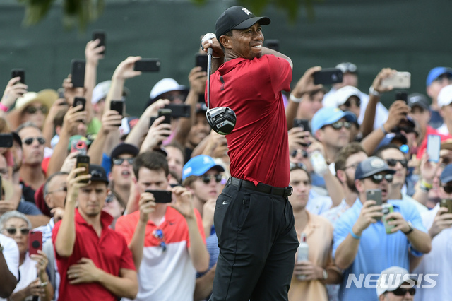 Tiger Woods hits from the third tee during the final round of the Tour Championship golf tournament Sunday, Sept. 23, 2018, in Atlanta. (AP Photo/John Amis)