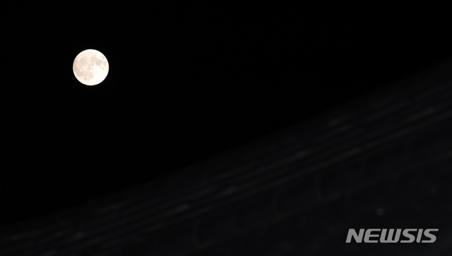 【서울=뉴시스】추석인 24일 저녁 서울 종로구 조계사에서 바라본 기와지붕 위에 보름달이 떠 있다. 2018.09.24. (사진=뉴시스 DB)