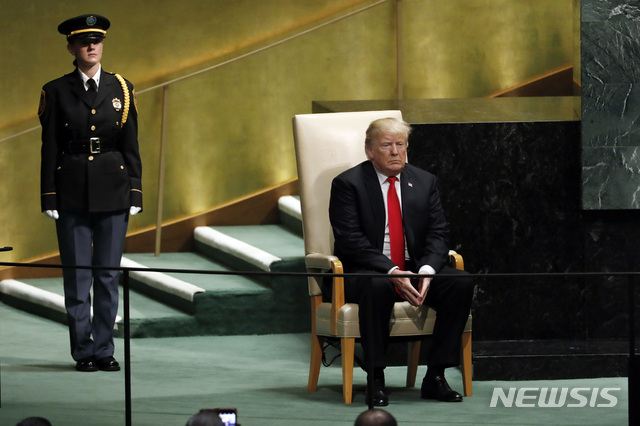 트럼프 대통령이 유엔 총회의 각국 지도자 연설 주간이 시작된 25일 3번째 연사로 나서 자리에 앉아 기다리고 있다.   AP
