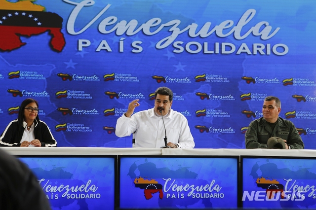 【카라카스( 베네수엘라)= AP/뉴시스】베네수엘라의 니콜라스 마두로 대통령이 수도 카라카스의 콜롬비아 주민들과의 한 회의에서 미국이 최근 베네수엘라 정부 관리 4명에게 내린 경제 제재를 비난하고 있다. 미국은 미국으로 이주한 베네수엘라 전현직 부패관리에 대한 체포와 투옥을 계속해서 진행하고 있다.  