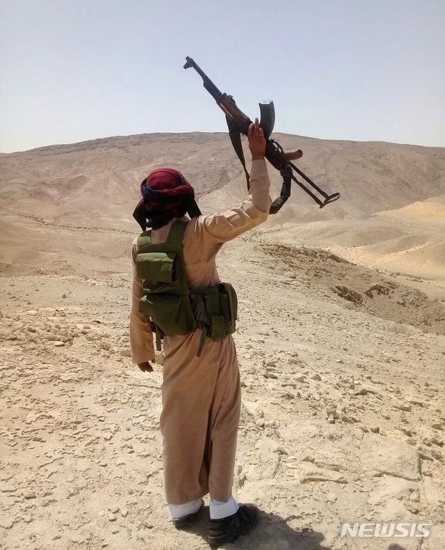 2018년 사진으로, 이집트군이 시나이 무장조직 소탕 작전을 개시하면서 협력자로 선정한 베두인족 전사 모습   AP