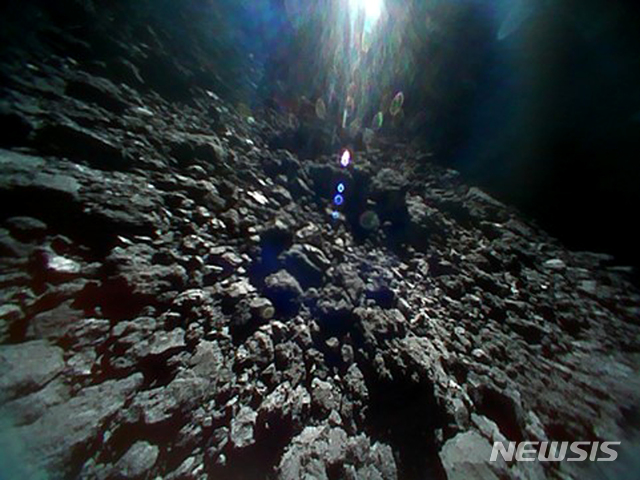 【JAXA·AP/뉴시스】일본우주항공연구개발기구(JAXA)는 27일(현지시간) 소행성 '류구'의 울퉁불퉁한 표면을 찍은 사진을 공개했다. 사진은 탐사선 '하야부사 2호'내에 탑재됐던 소형 탐사로봇 '미네르바 II-1'의 로버 -1B가 소행성 표면에서 점프를 하며 촬영한 것이다.  2018.08.09.28 