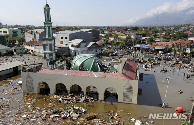 【팔루=AP/뉴시스】인도네시아 술라웨시 섬의 팔루에서 강진으로 인해 발생한 쓰나미가 휩쓸고 지나간지 약 이틀 후인 30일 이슬람 사원과 주변지역이 물에 잠겨 있다. 2018.09.30 