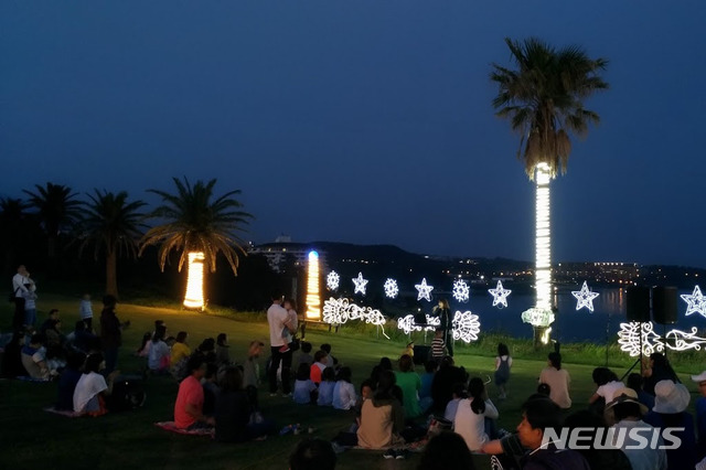 【제주=뉴시스】서귀포 중문골프장 달빛걷기. (사진=중문관광단지 홈페이지 포토갤러리)