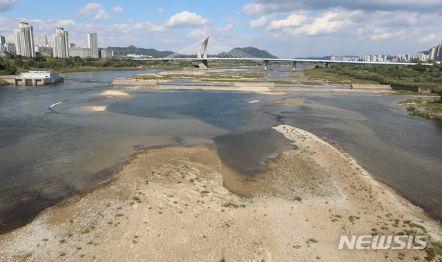 【세종=뉴시스】 완전 개방된 금강 세종보 인근에 모래톱이 드러나 있다. 2019.02.22. (사진= 뉴시스 DB)