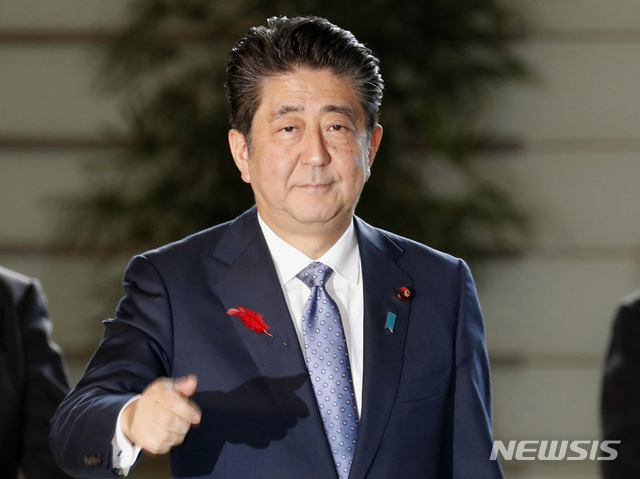 【도쿄=AP/뉴시스】아베 신조 일본 총리가 2일 도쿄 총리관저에 도착하고 있다. 아베 총리는 이날 개각을 단행했다. 2018.10. 02