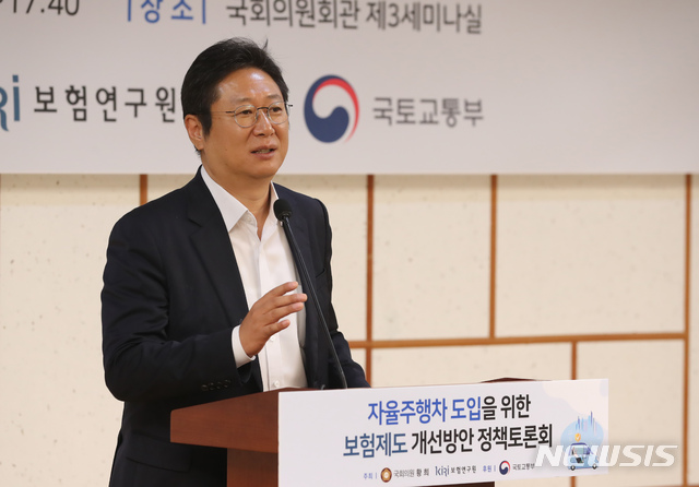 【서울=뉴시스】고승민 기자 = 2일 오후 서울 여의도 국회 의원회관에서 열린 '자율주행차 도입을 위한 보험제도 개선방안 정책토론회'에서 더불어민주당 황희 의원이 인사말을 하고 있다. 2018.10.02.  kkssmm99@newsis.com