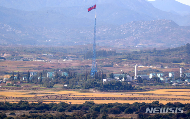 【파주=뉴시스】추상철 기자 = 4일 오후 경기 파주시 도라산전망대에서 보이는 북한 기정동 마을에는 인공기 아래로 황금들녘이 펼쳐져 있다. 2018.10.04. scchoo@newsis.com
