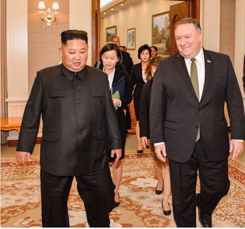 【서울=뉴시스】마이크 폼페이오 미국 국무장관이 7일 트위터를 통해 김정은 북한 국무위원장과 만났다고 밝히고, 사진도 함께 공개했다. <사진출처: 폼페이오 트위터> 2018.10.07
