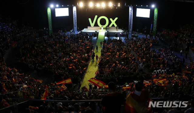 【마드리드=AP/뉴시스】 작년 10월7일 스페인 마드리드에서 열린 극우당 '복스(Vox)'의 전당대회. 복스는 남부 안달루시아 주(州) 지방의회 선거에서 12석을 차지하며 돌풍을 일으키고 있다. 2018.01.03.