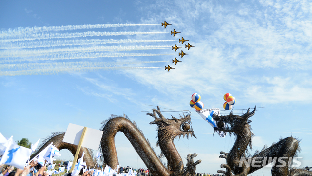 【김제=뉴시스】김얼 기자= 8일 오후 전북 김제시 지평선 축제가 열리고 있는 벽골제 상공에서 대한민국 공군 특수비행팀 블랙이글스의 에어쇼 '두시&하늘'이 펼쳐지고 있다. 2018.10.08 pmkeul@newsis.com