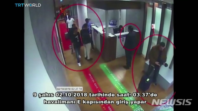 【AP/뉴시스】 터키 국영방송 TRT는 10일(현지시간) 언론인 자말 카쇼기가 실종된 2일 사우디아라비아 요원들이 터키에 입국하는 폐쇄회로(CC)TV 영상을 공개했다. 영상에는 두 대의 민간비행기가 이스탄불 국제공항에 도착하는 모습부터 이들이 입국하는 장면이 담겨있다. 2018.10.10.