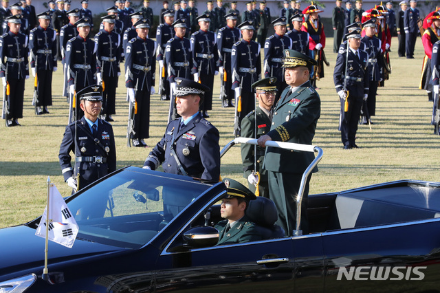 【서울=뉴시스】이영환 기자 = 박한기 제41대 합참의장이 11일 오전 서울 용산구 국방부 대연병장에서 열린 취임식에서 열병차량에 탑승해 부대사열을 하고 있다. 2018.10.11.  20hwan@newsis.com