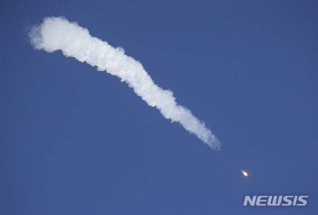 우주비행사 두 명을 태운 러시아 소유즈 우주선 추진 로켓 소유즈-FG가 11일 오후 발사 직후 순조롭세 하늘로 날고 있다. 로켓은 조금 후 2단계에서 이상이 발생했다. AP