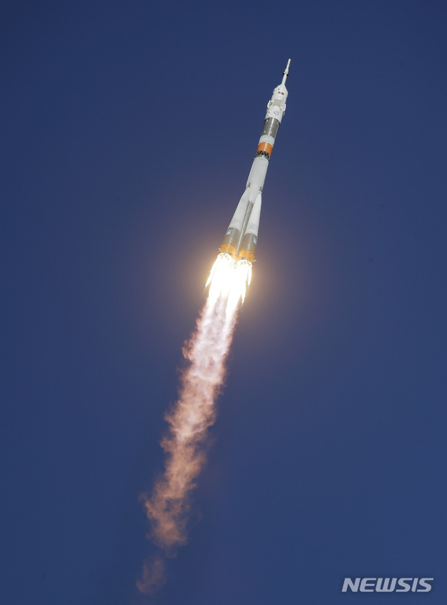 우주비생사 2명이 탑승한 우주선 캡술 MS-10을 장착한 우주선 추진로켓 소유즈-FG가 발사되는 장면  AP