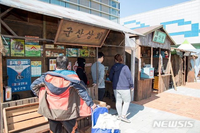  12일 전북 군산새만금컨벤션센터(GSCO)에서 개막한 '2018 전국우수시장 박람회'에서 군산시의 홍보부스가 운영되고 있다.