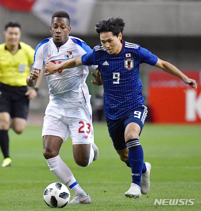【니가타=AP/뉴시스】 미나미노 다쿠미(오른쪽), 파나마와 경기에서 돌파를 시도하고 있다. 