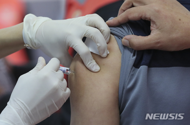 【대구=뉴시스】독감 백신 접종 모습이다. 뉴시스DB. 2018.11.18. photo@newsis.com