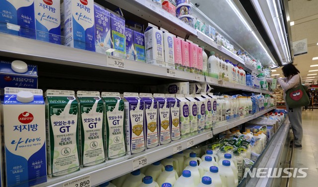 [서울=뉴시스]고범준 기자 = 남양유업이 우윳값을 인상하기로 결정한 17일 서울의 한 대형마트에서 각종 우유가 판매되고 있다. 2018.10.17. bjko@newsis.com 이 사진은 기사와 직접적인 관련 없음.
