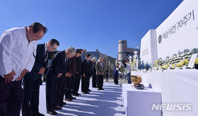 【여수=뉴시스】김석훈 기자 = '여순사건 70주기 합동추념식'이 19일 오전 전남 여수시 중앙동 이순신광장에서 거행된 가운데 희생자 유족들이 분향하고 있다. 여순사건 70주년 기념 추모사업 시민추진위원회를 중심으로 진행된 합동추념식은 여순사건 희생자 유족과 김영록 전남도지사, 권오봉 여수시장, 주승용 국회부의장, 이용주 국회의원, 4대종단, 시민사회·안보보훈단체 회원, 시민 등 500여 명이 참여했다. 2018.10.19. (사진=여수시청 제공)  kim@newsis.com