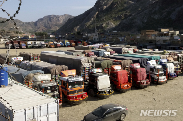 【토르크함( 파키스탄) = AP/뉴시스】파키스탄과 아프가니스탄 국경지대의 한 주차장에 대형 운송트럭과 버스등 대형 차량들이 19일 주차해 있다. 파키스탄에서는 운전사들의 과속과 주의 태만 등 인재로 해마다 4500명이 교통사고로 사망하며, 2011년 이래 대형 통사고가 9000건에 이른다는 정부 공식 통계도 있다.  