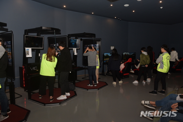 가상현실교육센터에서 VR을 체험하고 있는 학생들