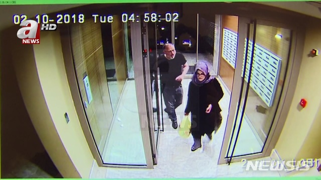 【이스탄불=AP/뉴시스】 터키 이스탄불에 있는 사우디아라비아 총영사관에서 사망한 언론인 자말 카슈끄지와 그의 약혼녀 하티제 젠기즈의 마지막 모습이 공개됐다. 지난 2일(현지시간) 카슈끄지가 실종되지 몇 시간 전에 찍힌 폐쇄회로(CC)TV영상에는 두 사람이 그들의 아파트 건물로 들어서는 모습이 담겨 있다. 2018.10.23.