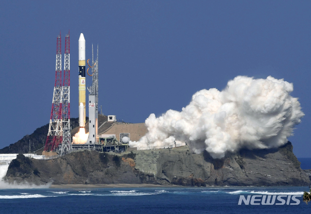 【다네가시마(가고시마)=AP·교도/뉴시스】 29일 오후 1시8분에 일본 가고시마(鹿兒島)현 다네가시마(種子島) 우주센터에서 온실가스 감축 위성 '이부키 2호'를 탑재한 H2A 40호 로켓이 발사되고 있다.2018.10.29.