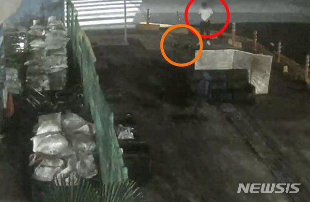 거제 50대 여성 사망 사건 발생 당시 CCTV 캡처 화면. (사진=경남지방경찰청 제공)