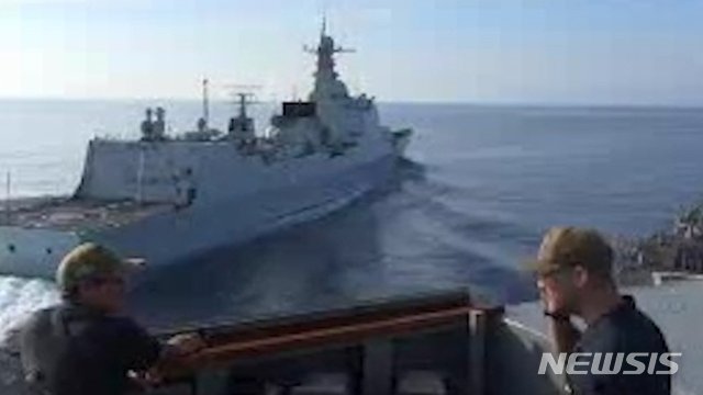 【서울-뉴시스】미국과 중국 군함이 지난 9월30일 남중국해 해역에서 충돌 직전까지 가는 등 일촉즉발 상황 당시의 모습이 담긴 사진. (사진출처: 영국 국방부)2018.11.05.