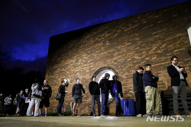 【콜럼버스=AP/뉴시스】미국 오하이오주 콜럼버스에서 6일(현지시간) 유권자들이 동이 트기도 전에 중간선거에 참여하기 위해 투표소 앞에 줄 서있다. .2018.11.06 
