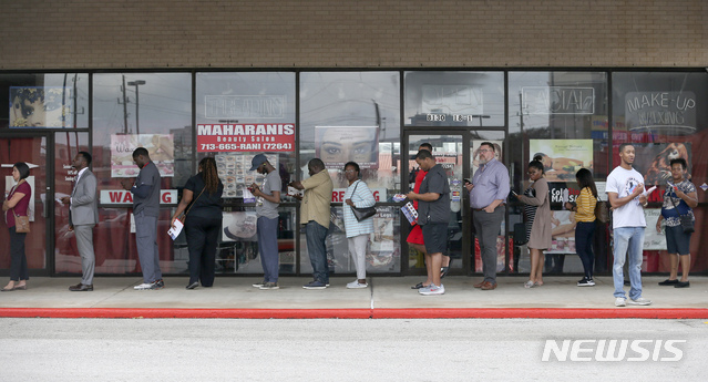 【휴스턴=AP/뉴시스】미국의 중간선거가 높은 투표율을 기록하고 있는 가운데 조지아 주 내 투표소 6 곳, 텍사스 주의 투표소 9곳이 투표소 운영을 연장하라는 명령을 받았다. 사진은 6일(현지시간) 텍사스 휴스턴에서 투표를 하기 위해 줄을 선 유권자들. 